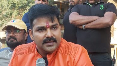Pawan Singh tells Ravi Kishan his favorite star, Akshara Singh, remains silent-bhojpurisargam.com