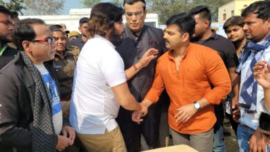 Ravi Kishan blesses Pawan Singh for success on the set of 'Mera Bharat Mahan' Bhojpurisargam.com