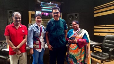pushpa-singh-sang-with-kumar-sanu-for-the-film-the-war-of-district-jahanabad-bhojpurisargam